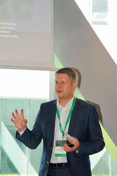Jürgen Siefert erläutert im Rahmen einer Pressekonferenz wie Schneider Electric Eco Struxure sukzessive mit Leben füllt. (Schneider Electric)