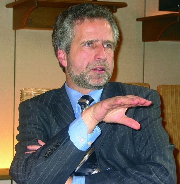 Dr. Kurt Wagemann über ProcessNet: „Jetzt lässt es sich ohne jegliche organisatorische Hürden und Grenzen wesentlich einfacher zusammenarbeiten. Wir spüren bereits in dieser Gründungsphase der Fachgemeinschaften, dass sich da etwas ganz Neues entwickelt, es herrscht Aufbruchstimmung.“ (Archiv: Vogel Business Media)