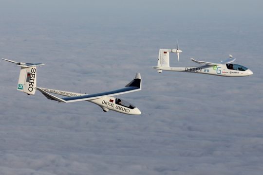 Icaré 2 (links) und e-Genius im Formationsflug 2013.(Bild:  Universität Stuttgart)