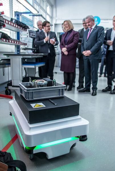 Der dazugehörige mobile Roboter bringt Werkzeuge oder Material und kann frei durch den Raum navigieren. (K.Juschkat/konstruktionspraxis)
