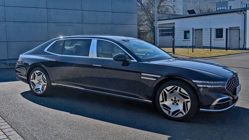 Perfekte Proportionen: Die gestreckte Silhouette des G90 betont seine 5,46 Meter Länge. Die parabelförmige Linienführung zieht sich vom Kühlergrill bis zur Heckklappe und sorgt für eine harmonische, aber kraftvolle Optik. (Bild: Mauritz VCG)