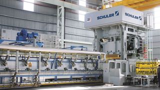 Mit der PCH-Technik (Pressure Controlled Hardening) gelingt es Schuler, die Kühlzeit für die Teile zu halbieren. Außerdem können auf diesen Anlagen auch konventionelle Formhärte-Werkzeuge verwendet werden. (Bild: Schuler)