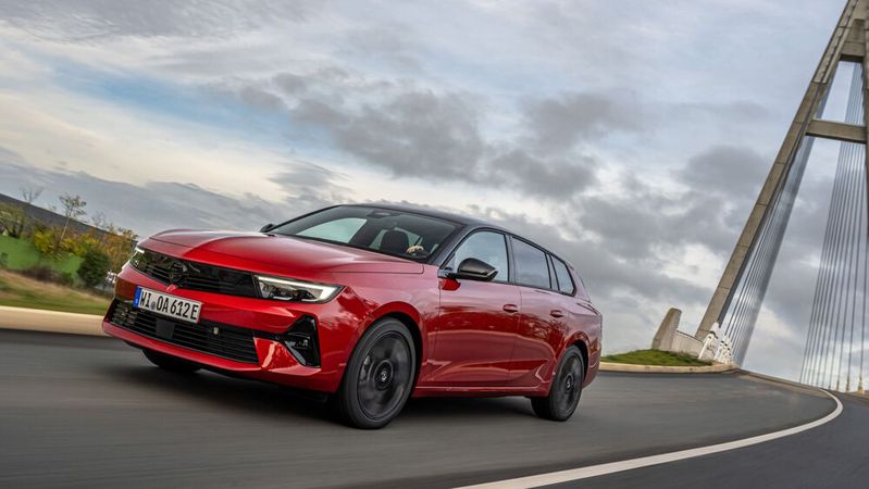 Opel bietet den elektrischen Astra nun auch als Kombi an.(Bild:  Opel)