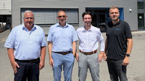 Persönliches Treffen am Produktionsstandort von Bedrunka+Hirth in Bräunlingen (v.l.n.r.): Ludwig Kellner (B+H, CEO), Jürgen Widmann (EVO, CEO), Jonas Rohart (B+H, Anwendungstechnik) und Lukas Stocker (B+H, Vertriebsleitung) (Bild: EVO Informationssysteme)