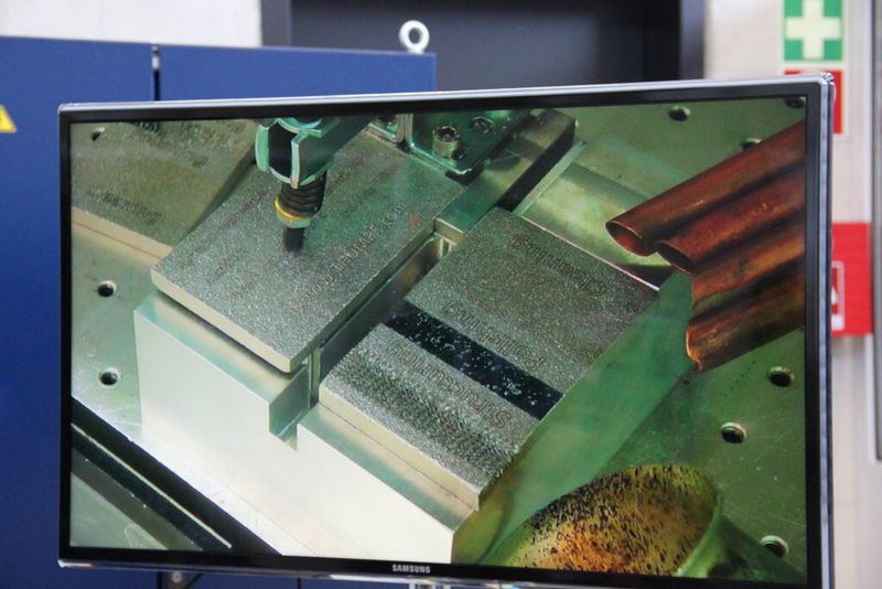 180°-Drehung und Übergabe des aufgerauten Aluminumstücks in die Fügestation; links... (Bild: Königsreuther)