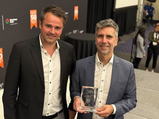 CEO und Mitgründer Dr. Hendrik Thamer (l.) und Dr.-Ing. Claudio Uriarte, ebenfalls Mitgründer und CTO von Cellumation, präsentieren stolz den RBR50 Robotics Innovation Award 2026.(Bild:  Cellumation)