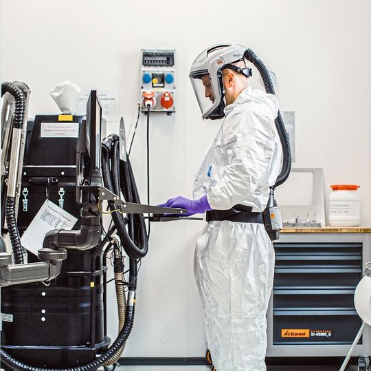 Der Evonik-Anlagenführer David Fuchs füllt im Schutzanzug Metallpulver ein. Aus Edelstahlpulver gedruckte Reaktoren sind laut Evonik ein Novum in der chemischen Industrie. Der Evonik-Anlagenführer David Fuchs füllt im Schutzanzug Metallpulver ein. Aus Edelstahlpulver gedruckte Reaktoren sind laut Evonik ein Novum in der chemischen Industrie.