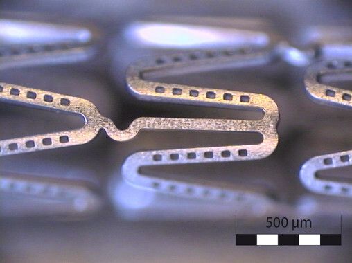 Bild 3: Nitinol-Stent mit sogenannten Depot-Strukturen, die jeweils 30 µm × 45 µm groß sind. (Bild: LLT Applikation)