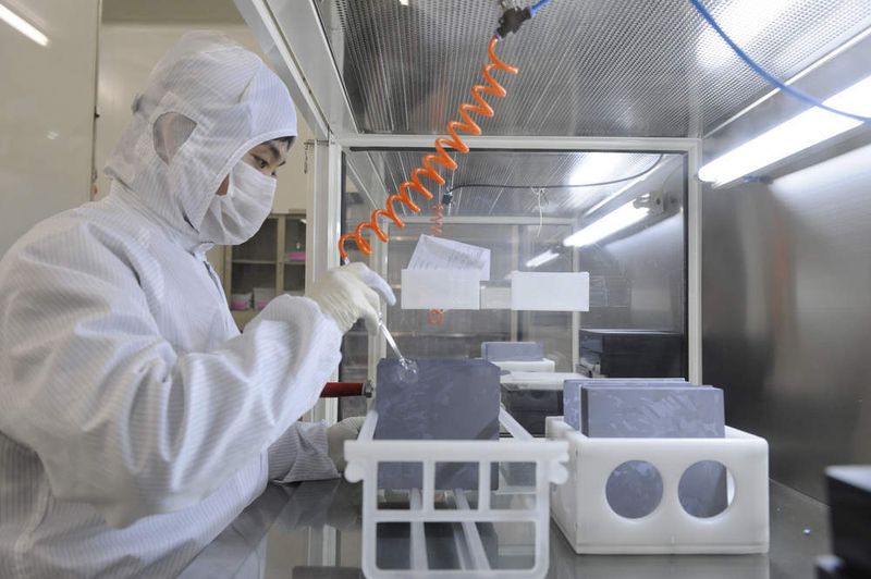 Ein Mitarbeiter der chinesischen Firma Suntech Power präpariert die Wafer zur Zellenprozessierung vor.  Bild: Suntech Power (Archiv: Vogel Business Media)