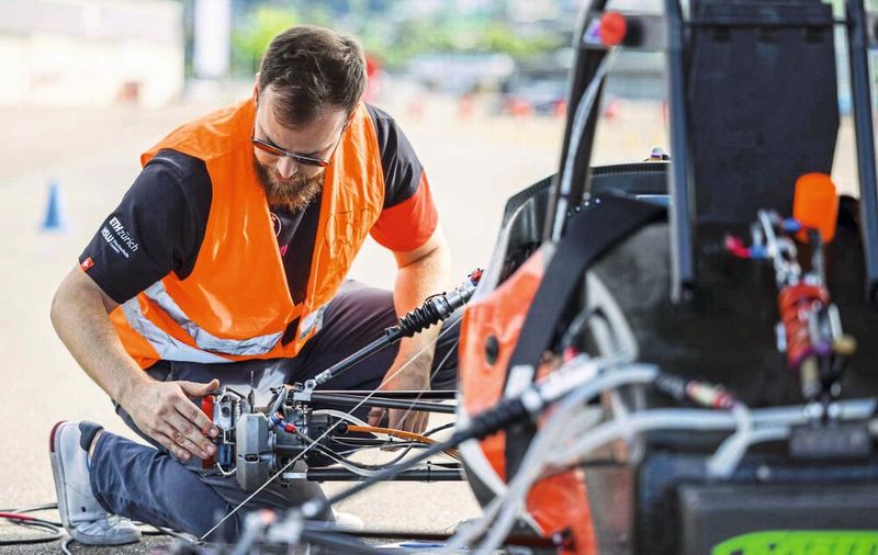 Um von Anfang an eine starke Bodenhaftung zu gewährleisten, haben die Studierenden des AMZ-Teams deshalb eine Art Staubsauger entwickelt, der das Fahrzeug an den Boden saugt. Um  (Bild: Alessandro Della Bella / ETH Zürich)