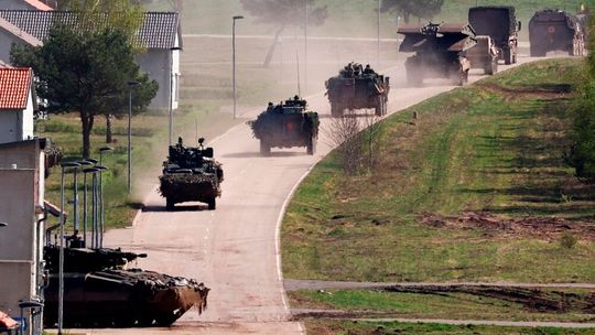 Angesichts der sich entwickelnden Lage auf der Welt, steigen die Ausgaben für Militärgüter und -Systeme. Gleichzeitig knickt die Nachfrage nach klassischen Produkten ein. Um das auszugleichen, suchen viele den Zugang zur Rüstungsindustrie. Dafür gibt es eine neue Chance ...(Bild:  NATO)