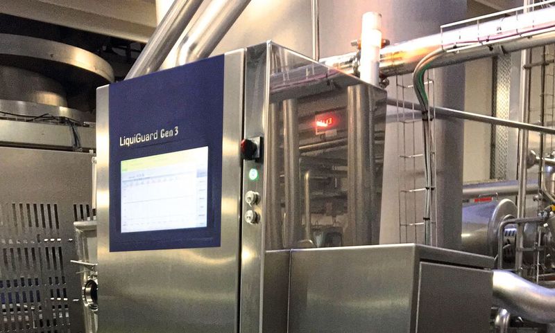 Beim Einbaurahmen für den ultraflachen Touchscreen ist allerhöchste Fertigungskompetenz gefordert. Der Übergang vom Blech zum Bildschirm fühlt sich an, wie aus einem Guss. (Bild: Dausch)