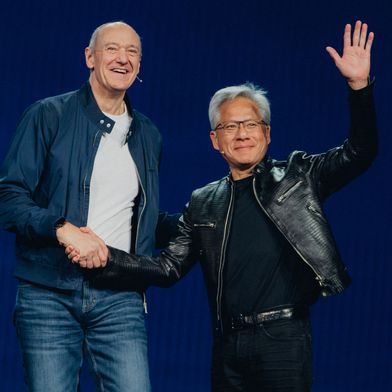 CES 2026: Jensen Huang (r), Gründer und CEO von Nvidia, und Roland Busch, Vorsitzender des Vorstands der Siemens AG, erweitern ihre Partnerschaft, um KI zum Betriebssystem der Industrie zu machen. (Bild: Siemens/Nvidia)