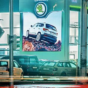 Der LED-Bildschirm hat zahlreiche Vorteile, nicht zuletzt sorgt er auch in einer hektischen Großstadt für Aufmerksamkeit der Passanten.(Bild:  Skoda/Jörg Singer)