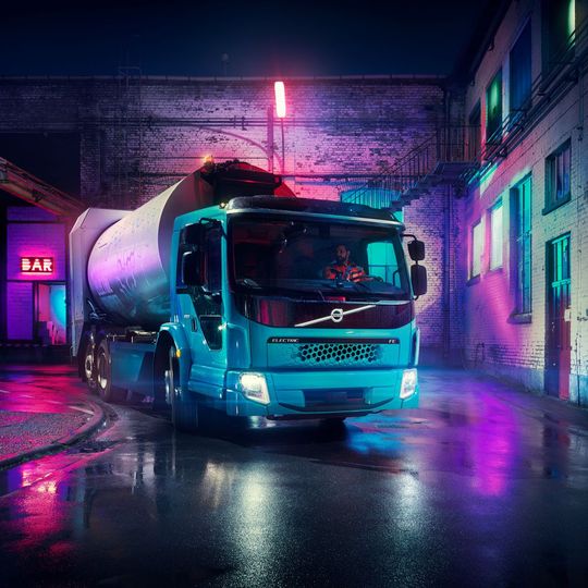 Den Volvo FE-Electric soll es auch mit einem Niederflur-Fahrerhaus geben – für leichteres Ein- und Aussteigen sowie bessere Sicht auf das Verkehrsgeschehen.(Bild:  Volvo Trucks)