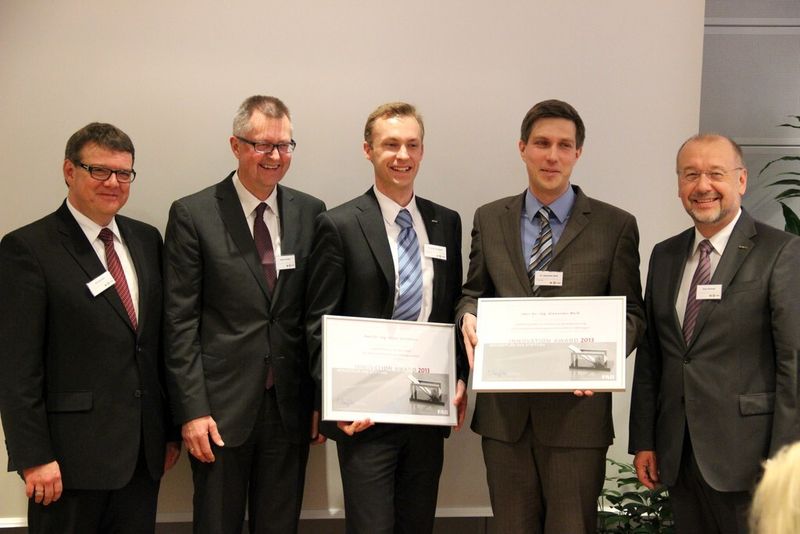 Dirk Spindler (links), Robert Schullan (2. v. l.), und Klaus Widmaier (rechts) zeichneten die Preisträger Dr.-Ing. Oliver Suttmann (3. v. l.) und Dr.-Ing. Alexander Weiß (2. v. r.) aus. (Bild: Michel)