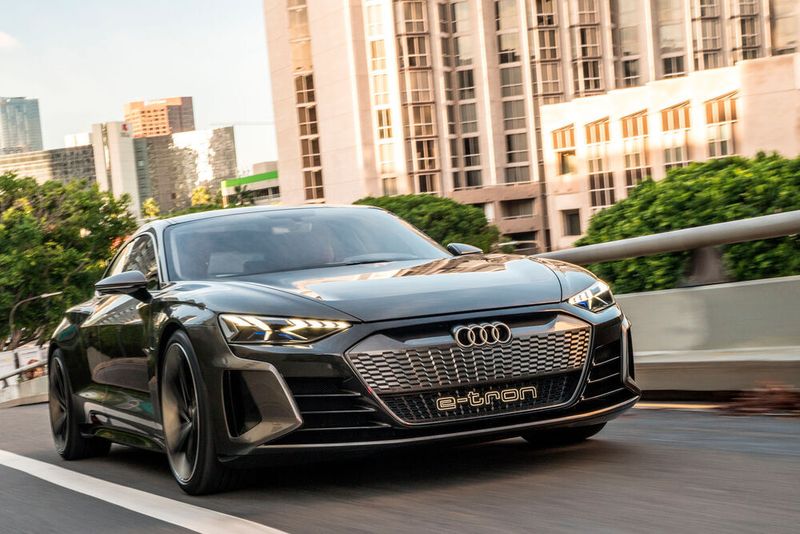Die Sportlimousine E-Tron GT ist der Technik-Bruder des Porsche Taycan. Der Preis ist noch nicht bekannt, dürfte aber im selben Feld zu verorten sein. (Audi)