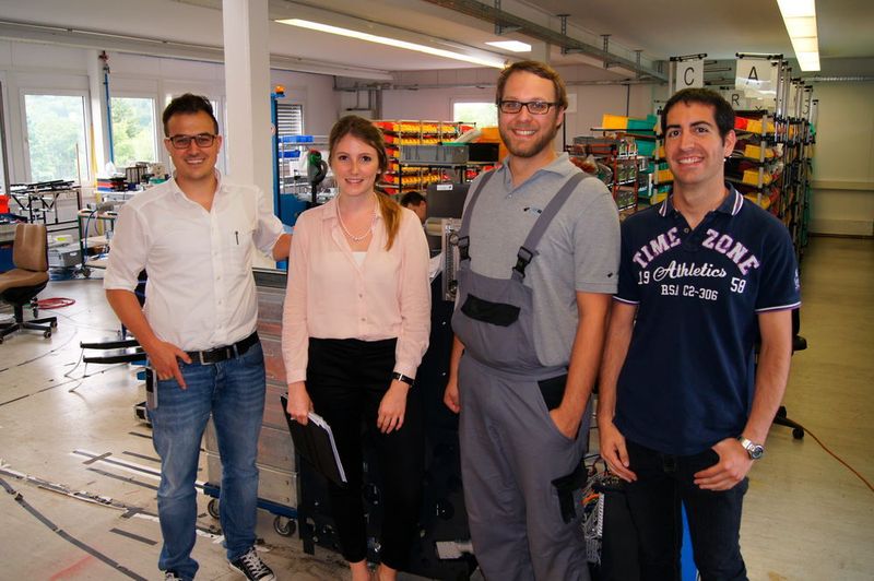 Nicht nur die Antriebskonzepte stimmen, sondern auch die Zusammenarbeit: Joachim Walter, Mitglied der Geschäftsführung der Beewatec GmbH, Nadine Hehn, Produktmanagement Wittenstein Motion Control, Maximilian Mayer, Entwickler Soft- und Hardware und David Martinez, Entwickler Soft- und Hardware, beide Beewatec (v. l. n. r.). (Bild: Wittenstein)