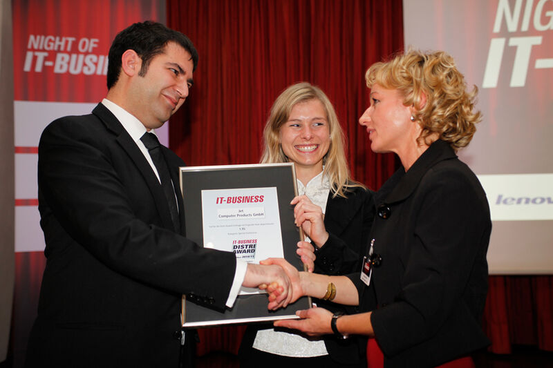 Erdem Winnicki und Corinna Bartneck von Jet Computer bei der Verleihung des Qualified-Awards in der Kategorie Spezial-Distribution. (Archiv: Vogel Business Media)
