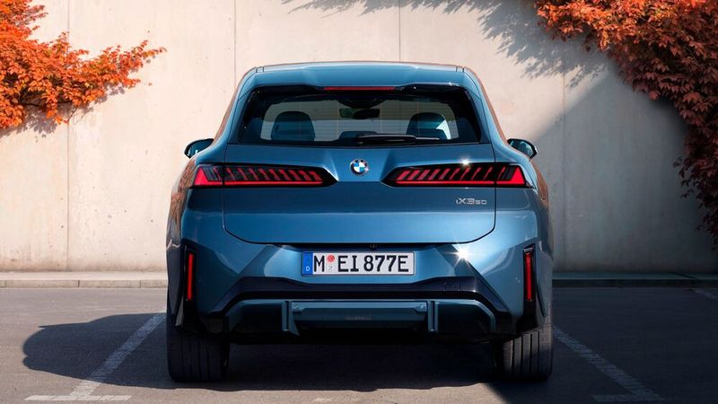 Bei der Reichweite platziert sich der Neue-Klasse-SUV am oberen Ende des Wettbewerbsumfelds. (Bild: BMW)