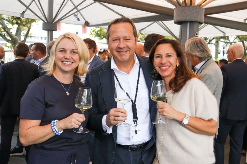 Anstoßen auf einen erfolgreichen Tag: (v. l.) Sabine Rocher, Jörg Eilenstein, Stefanie Eilenstein (alle TIM) (Bild: TIM)