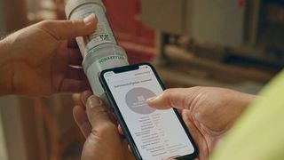 Die Installation der Komponenten pro Schmierstelle sowie die Konfiguration in der App
benötigen weniger als zwei Minuten.  (Bild: Schaeffler)