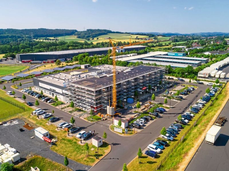 Mehr Platz, moderne Ausstattung: Die Baumaßnahmen in der Landeszentrale von Fronius Deutschland in Neuhof-Dorfborn haben bereits begonnen. Hier entstehen 1.265 Quadratmeter Nutzfläche sowie Büros für 82 Mitarbeiter.