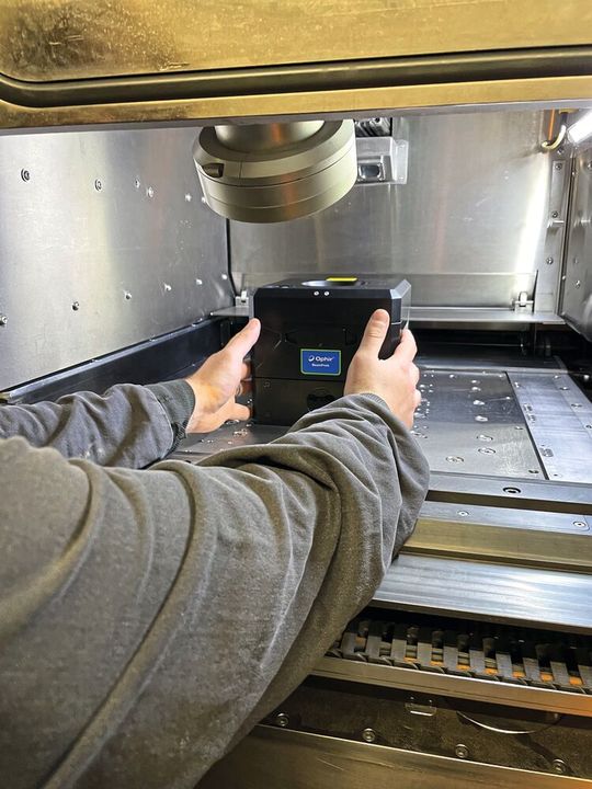 Das kompakte Messgerät lässt sich einfach in der Baukammer platzieren. (Bild:  3D Systems)