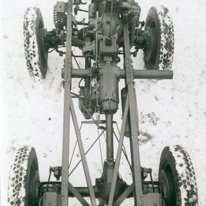 Fahrgestell des ersten Unimog-Versuchsfahrzeugs: Gut erkennbar sind die Rahmenbauweise, der Ottomotor M 136, die Schraubenfedern und Hebelstoßdämpfer der Achsen, das ZF-Vierganggetriebe und das Verteilergetriebe, bei dem der Seitenabtrieb noch nach rechts durch den Rahmen geführt wird.(Bild:  Daimler Truck AG)