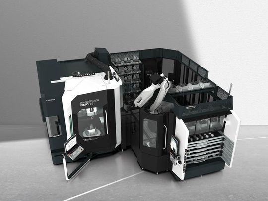 Maximale Autonomie durch MATRIS WPH: Der innovative Beladeroboter von DMG Mori, hier im Einsatz an einer DMC 65 monoBLOCK, übernimmt das automatisierte Werkstückhandling und die Zuführung zu externen Stationen wie adaptiven Messsystemen für eine prozesssichere Fertigung ohne manuelle Eingriffe. (Bild:  DMG Mori)