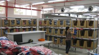 Eone-Klinkhammer-Warenvereinnahmung_mit_Pick-to-Light-Waben-xl ()