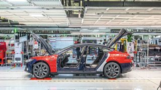 Tesla muss die Tore zum Werk in Fremont nun vorerst doch schließen. (Bild: Tesla)