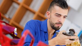 Viel geschieht noch händisch in der Nachbearbeitung. Wir stellen zwei Beispiele vor, die auf eine Integration in eine moderne Prozesskette vorbereitet sind. (©auremar - stock.adobe.com)