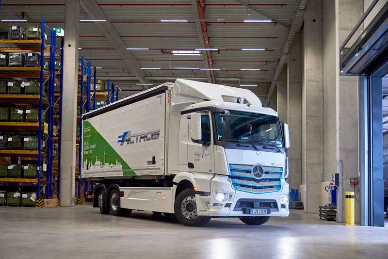 Die Mitarbeiter von Schmidtt Logistik fahren im Dreischichtbetrieb täglich genau 168 Kilometer mit dem E-Brummer von Mercedes. (Mercedes)