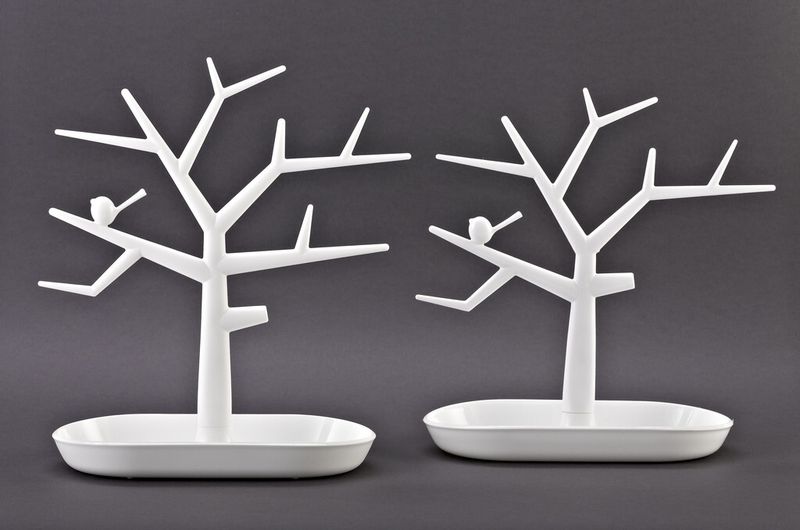 Derandere Fall ist der Schmuckbaum pi:p. Links das Original der Koziol »ideas for friends GmbH, Erbach, Deutschland; rechts das Plagiat von unbekannt, Korea (Plagiat wurde über das Internet angeboten; Hersteller und Händler sind nicht zu ermitteln). (Bild: Plagiarius e.V.)