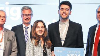 Bei der Preisverleihung (v.l.): Detlef Rahe (Professor der HfK University of the Arts, Bremen), Matthias Fischer (Präsident und CEO, Toyota Material Handling Europe), Hannah Rayner, Matt Putman (beide Loughborough University, UK) und Magnus Oliveira Andersson (Head of Design, Design Center, Toyota Material Handling Europe). (TMH)