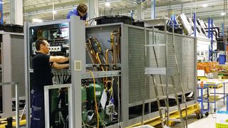 Das Schneider-Electric-Werk im italienischen Conselve: Die Montage von großen Aquaflair-Chillern für die Aufstellung im Freien. (Bild: Vogel IT-Medien)