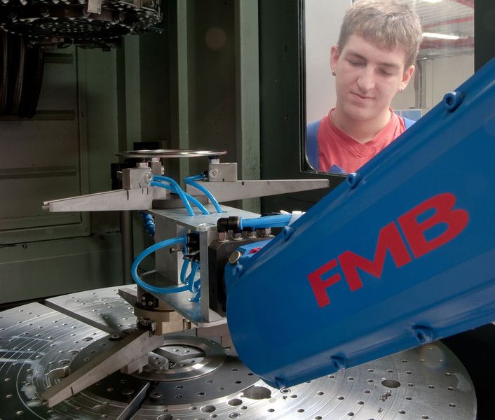 FMB hat mit Unirobot mittlerweile rund 300 kundenindividuelle Systeme realisiert und damit unterschiedliche Dreh-, Fräs-, Schleifmaschinen, Pressen, Messmaschinen und vieles mehr automatisiert. Bild: FMB/Hennecke (Archiv: Vogel Business Media)