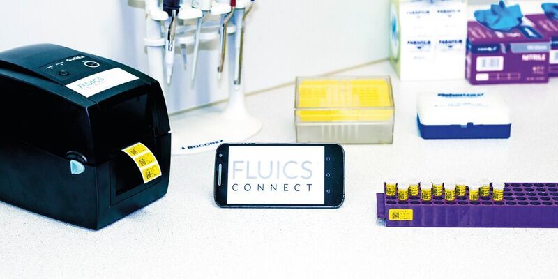 Abb. 2: Die Kombination aus internetfähigem Etikettendrucker, mobiler App und Online-Labordatenbank erlaubt es, Probenlabels im Labor zu drucken. (Fluics)