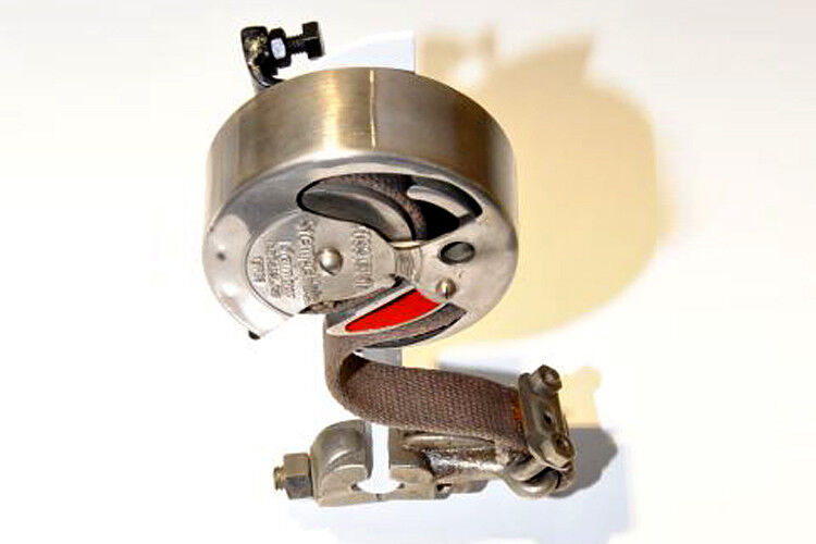 Eine frühe Form des Stoßdämpfers: Ein sogenannter „Banddämpfer“ wie man ihn beispielsweise für den Opel Laubfrosch fertigte. (Foto: Dominsky)