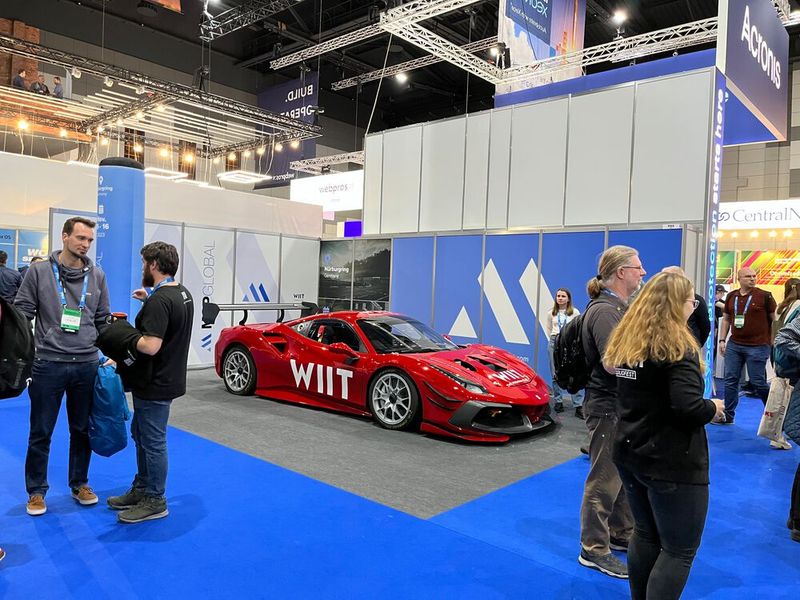 Die obligatorischen Eye-Catcher in Form von Sportwägen erinnern an die Hochzeiten der CeBIT. (Bild: IT-BUSINESS)