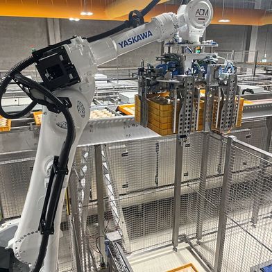 Die automatisierte Beladung der Transportwagen erfolgt möglichst platzsparend und stabil. (Bild: ADM Automatisierungstechnik GbR)