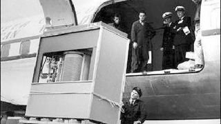 Für den Transport der IBM 305 RAMAC waren Gabelstapler und Flugzeuge nötig ( IBM)