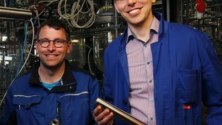 Markus Lichti (links) und Jonas Schulz entwickeln das Kamerasystem. (TUK/Thomas Koziel)