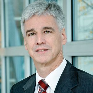 Prof. Dr. h. c. Dr.-Ing. Eckart Uhlmann leitet das Institut für Werkzeugmaschinen und Fabrikbetrieb an der TU Berlin. Uhlmann hat über 500 Aufsätze in Fachzeitschriften und Konferenzbeiträge veröffentlicht.(Bild:  IWF TU-Berlin)