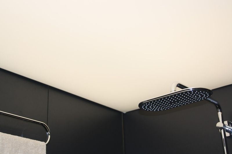 Das fensterlose Bad wird auch über Solarenergie beleuchtet: Ein Kollektor, der sich der Sonne nachdreht, fängt die Strahlen ein und bündlelt sie auf Lichtwellenleiter. Diese erleuchten die Deck im Bad; LED können für zusätzliche Beleuchtung sorgen. (Bild: Zwettler, konstruktionspraxis)