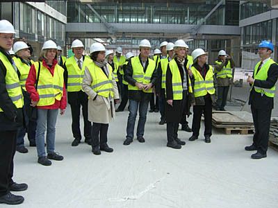 In Frankfurt am bedeutendsten Verkehrsknotenpunkt Europas entsteht das Air-Rail-Center. Die vom Bundesverband mittelständische Wirtschaft (BVMW) organisierte Baustellenbesichtigung war komplett ausgebucht.  (Archiv: Vogel Business Media)