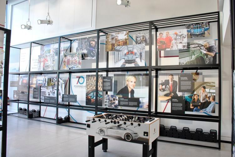 Auch den Mitarbeitern, den Köpfen hinter den Ideen im Hause Porsche, widmet sich die Ausstellung in der Friedrichstraße. (Dominsky)
