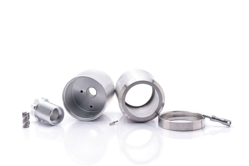 Typisches Bauteilspektrum der Eglin Präzisionsmechanik. Eine besondere Stärke ist die spanende Bearbeitung von Kupferlegierungen bis hin zu Reinkupfer.  (Bild: NIELS FRANKE)