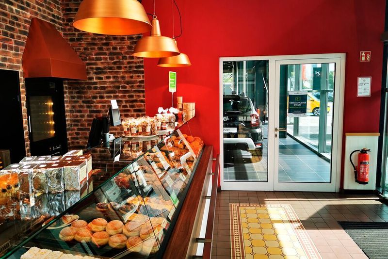 Bllick vom Gebäck zum Gepäck(-raum). Im Autoforum Ahaus kann man frisch gestärkt vom Kauf eines Krapfens der Bäckerei Ebbing direkt zum Kauf eines Dacia Duster übergehen. (Ottmar Holz/»kfz-betrieb«)